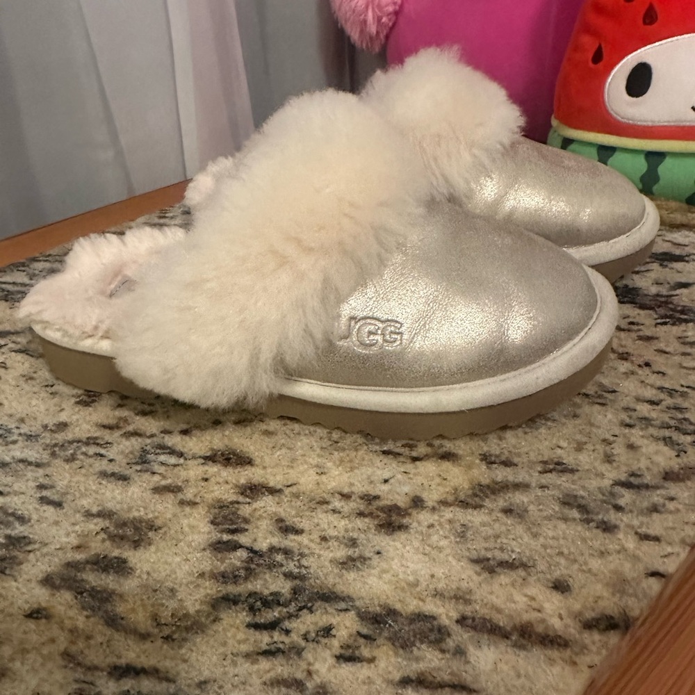 UGG Kids’ Cozy II Metallic Shearling Lined Slides In Gold‎